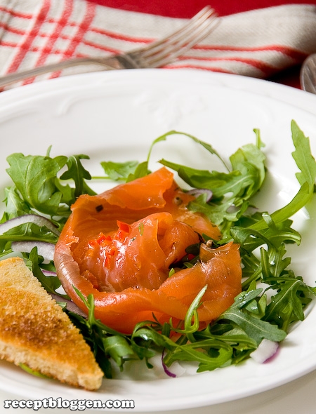 gravlax-med-ruccolasallad-rodlok-och-spansk-pepparfrukt-5448