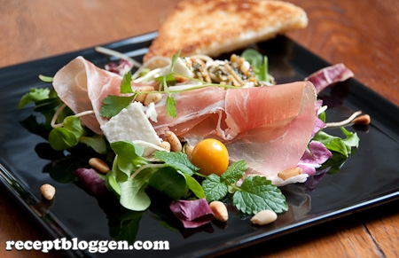 parmaskinka-farost-pesto-och-pinjenotter-pa-salladsbadd-5961