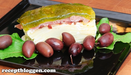 terrine-med-potatis-getost-soltorkade-tomater-parmaskinka-och-gele-av-basilika-6003