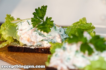 smorrebrod-med-rokt-lax-sallad-orter-creme-fraiche-citron-och-grovt-brod-6326