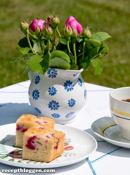 enkel-saftig-klassisk-sockerkaka-med-vanilj-och-hallon-6503