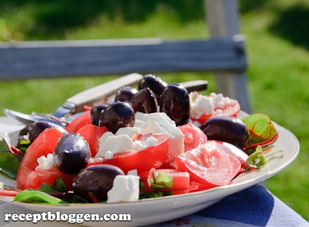 enkel-sallad-med-tomat-fetaost-oliver-mangold-och-olivolja-66821
