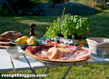 sommarmat-med-parmaskinka-bresola-parmesansalami-melon-oliver-tomater-fetaost-och-ortkryddor-6771
