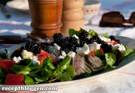 somrig-sallad-med-tomater-gronsallad-fetaost-och-bjornbar-7621