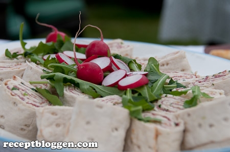 tunnbrodsrulle-med-hamburgerkott-farsk-pepparrot-creme-fraiche-och-yoghurt-7397
