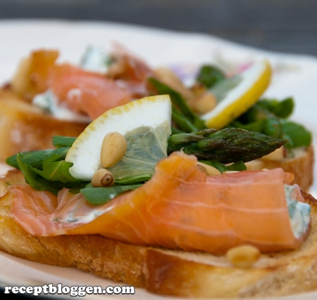 bruschetta-med-rokt-lax-sparris-basilika-creme-fraiche-och-citron-7140