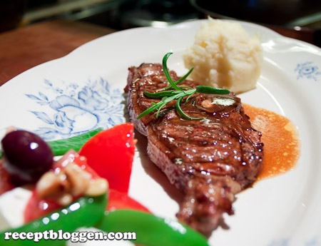 grillade-lammkotletter-med-rosmarinsas-och-mandelpotatismos-02622