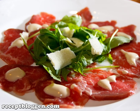 carpaccio-pa-oxfile-med-smaksatt-majonas-ruccolasallad-och-parmesanost-0806