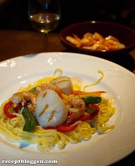 tigerrakor-och-pilgrimsmusslor-till-pasta-med-paprika-och-sas-med-tomat-och-parmesanost-0786
