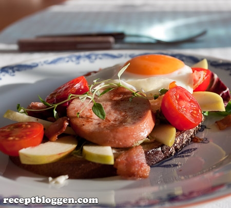 enkel-lunchsmorgas-med-sallad-falukorv-agg-bacon-tomat-och-apple-1005