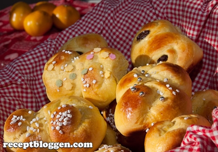 enkla-lussekatter-med-saffran-kardemumma-russin-eller-parlsocker-och-kanske-strossel-0750
