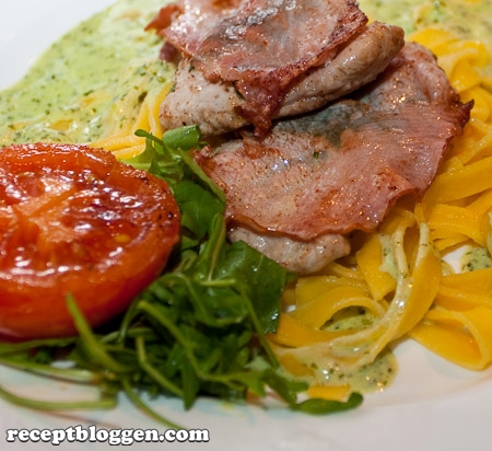 saltimbocca-med-farsk-pasta-tomat-och-gron-sas-med-basilika-och-ruccola-08742