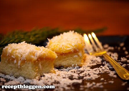 gula-faran-sockerkaka-i-langpanna-med-glasyr-av-smor-socker-aggula-vaniljsocker-och-cocos-10941