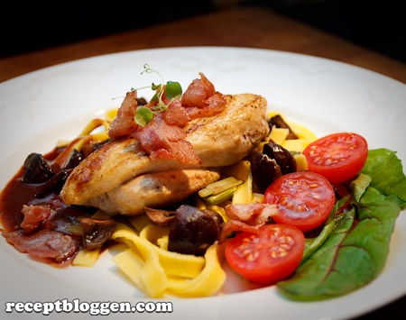 kycklingfile-med-bacon-champinjoner-salladslok-pasta-och-rodvinssas-10971