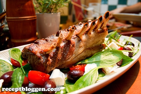 lammrack-och-ugnsbakade-potatisklyftor-med-timjan-och-sallad-med-farsk-spenatfetaost-tomater-och-svarta-oliver-11841