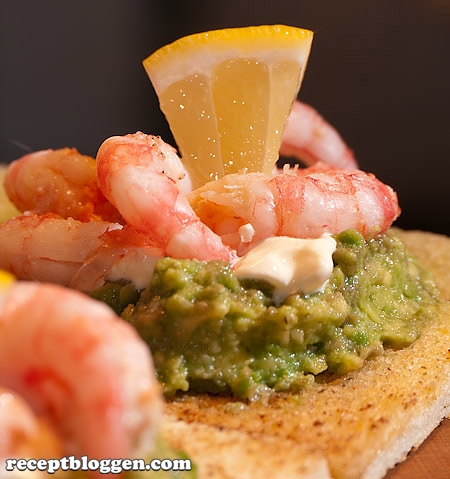 avocado-citron-och-rakor-pa-stekt-brodskiva-1010137