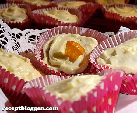 muffins-med-apelsin-morot-och-vanilj-tackt-med-glasyr-av-philadelphiaost-smor-och-florsocker-1808
