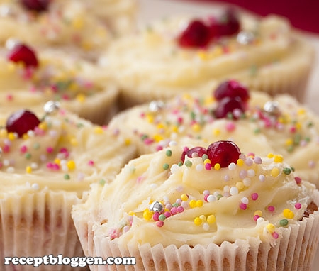 muffins-med-hallon-lime-och-vaniljsmakande-glasyr-1000385