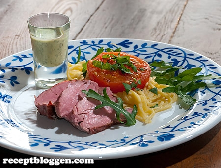 grillad-flaskfile-med-basilikasas-grillade-tomater-och-farsk-pasta-1000889