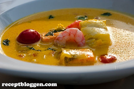 enkel-fisksoppa-med-purjolok-vitlok-saffran-tomat-citron-lax-torsk-och-rakor-1010483