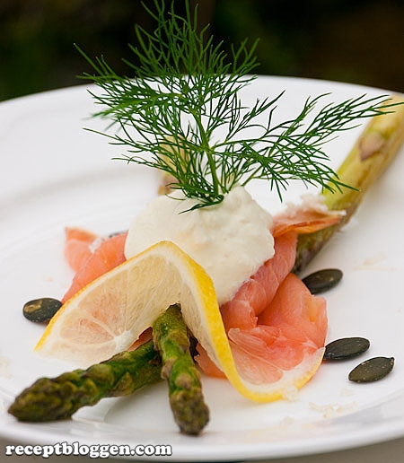 gron-sparris-kallrokt-lax-creme-fraiche-citron-dill-och-farsk-pepparrot-1010089