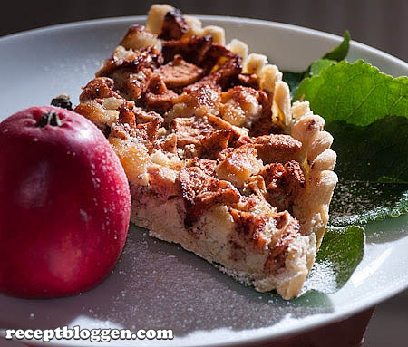 appelkaka-med-syrliga-applen-mandelmassa-kanelrasocker-och-calvados-1030082