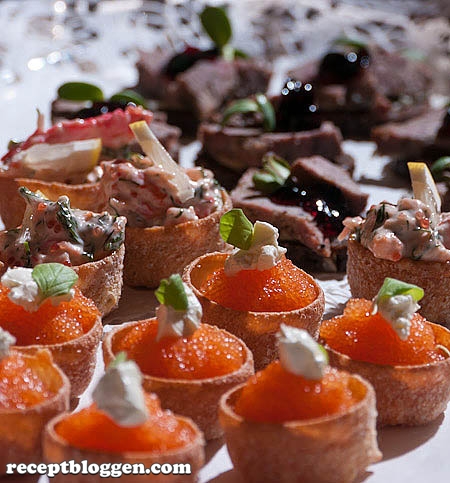 olika-snittar-med-lojrom-graddfil-skagenrora-pumpernickelpate-och-svartvinbarsgele-1030658
