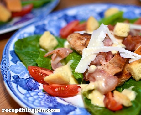 caesarsallad-med-kyckling-bacon-krutonger-parmesanost-och-caesardressing_dsc_2314