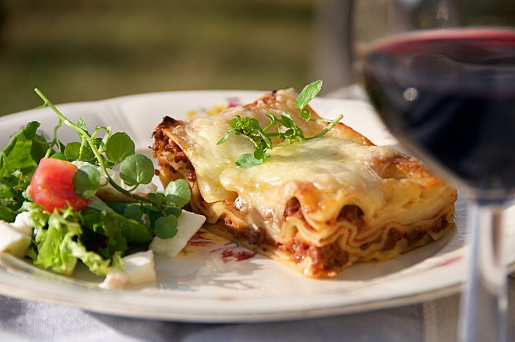 Klassisk lasagne med köttfärs, tomat, lök, ost, lasagneplattor och bechamelsås