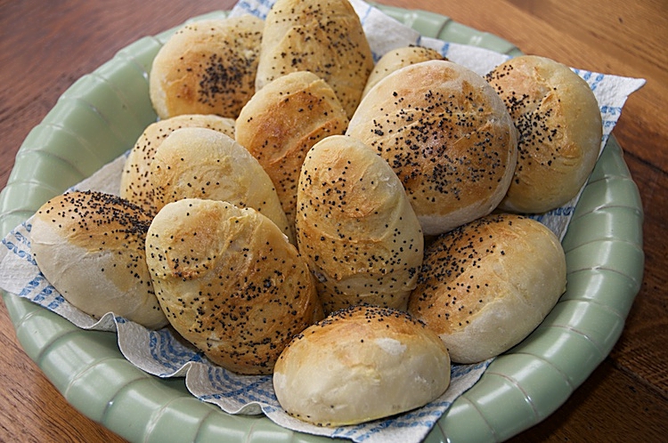 Klassiska rosenbröd bakade med dinkelmjöl till studenten