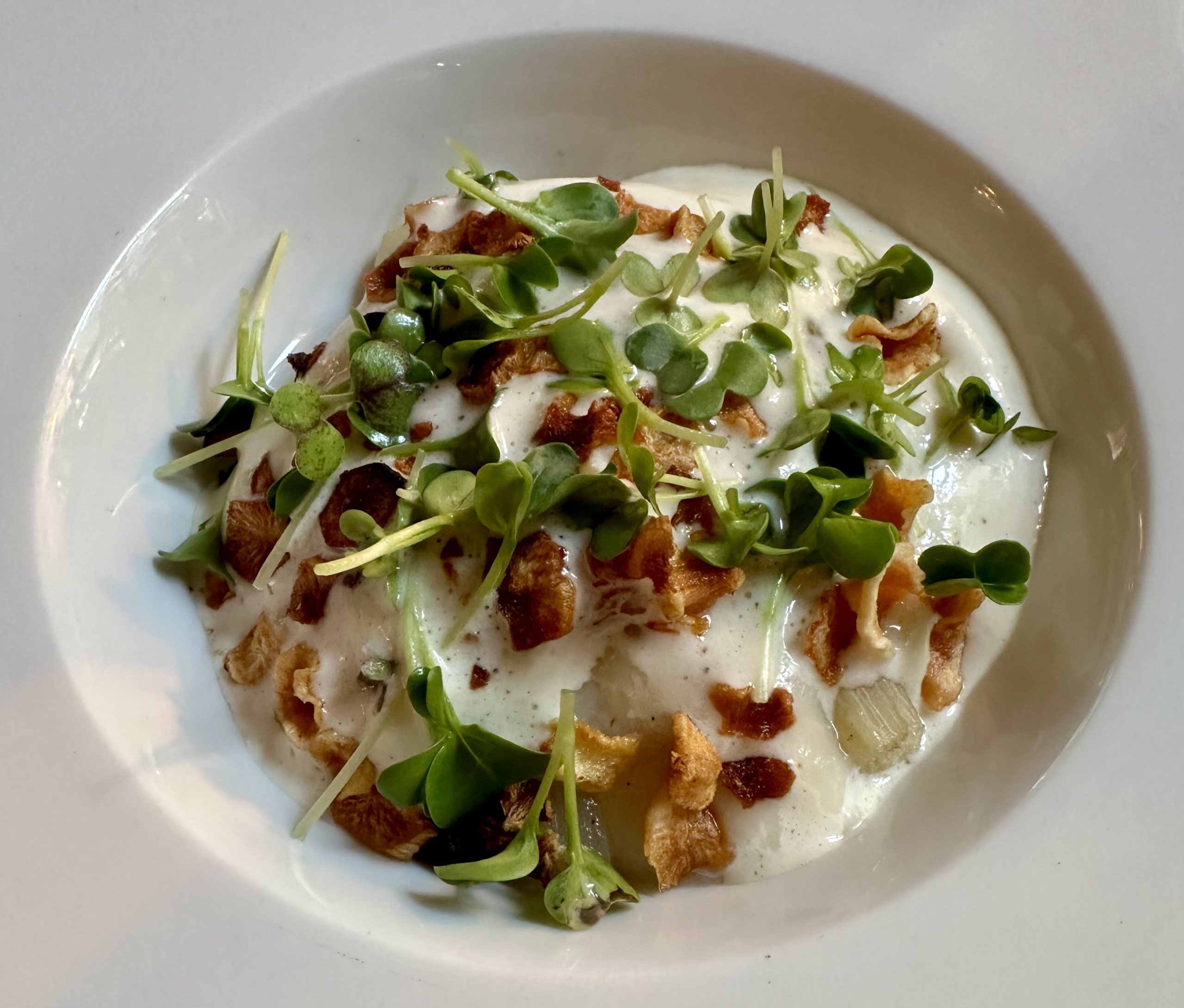 Kantarell, jordärtskocka, svartrot och ärtskott i misoskum